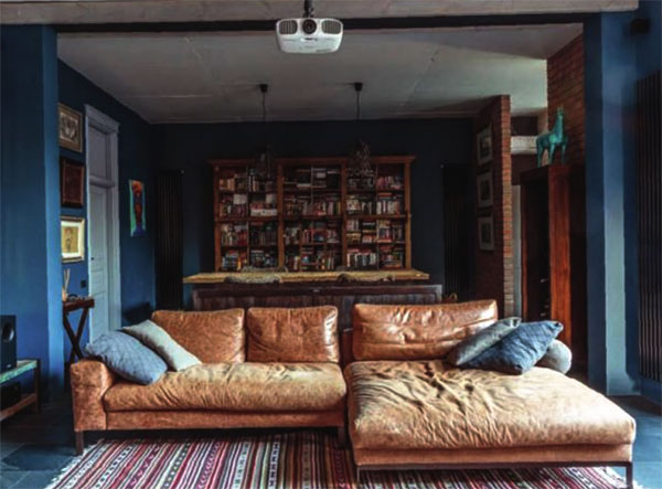 загородный дом - кровать и диван